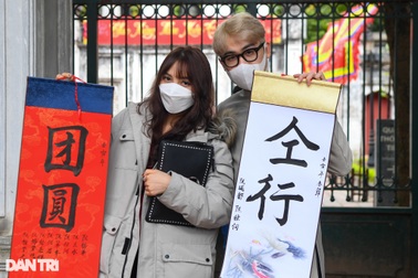 Văn Miếu đóng cửa, người dân vẫn nườm nượp xếp hàng xin chữ ngày Tết