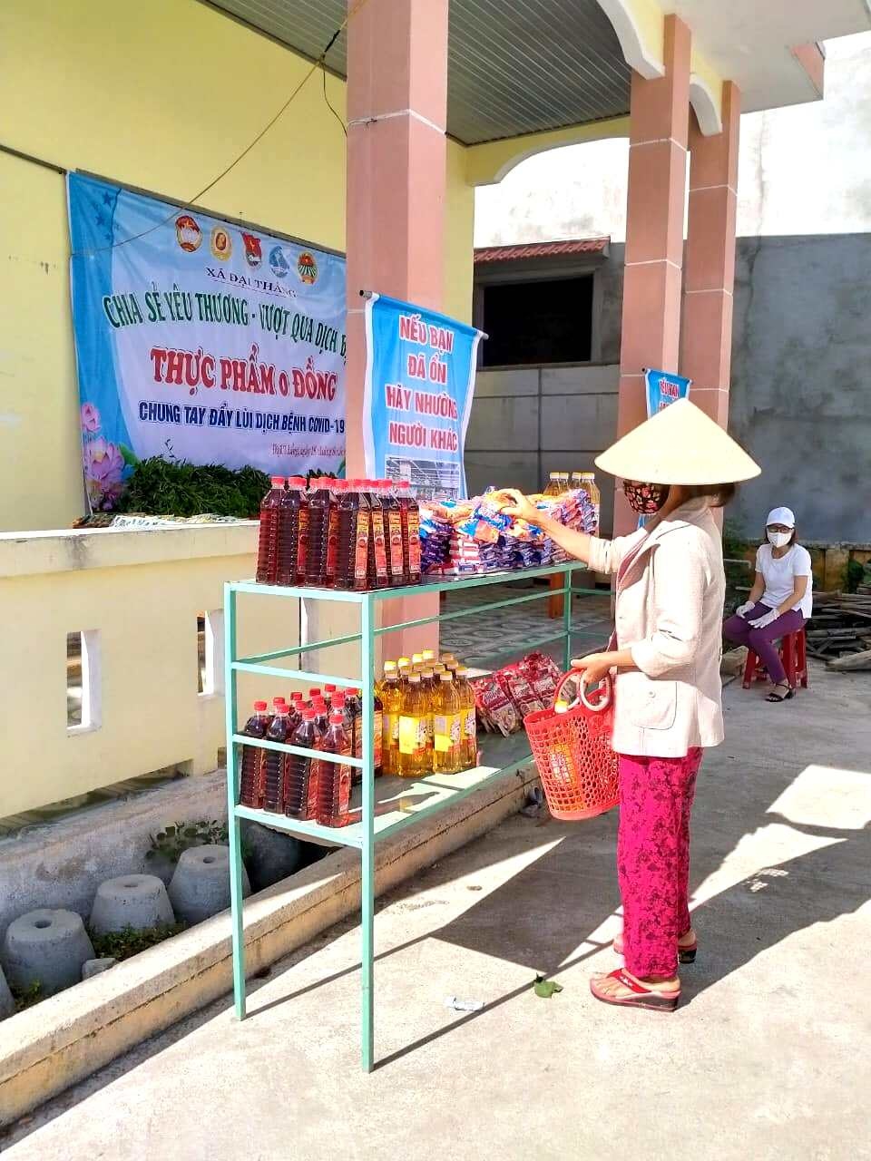 Ấm lòng “phiên chợ 0 đồng” cho người nghèo giữa dịch Covid-19 - 3 Ấm lòng “phiên chợ 0 đồng” cho người nghèo giữa dịch Covid-19 - 3