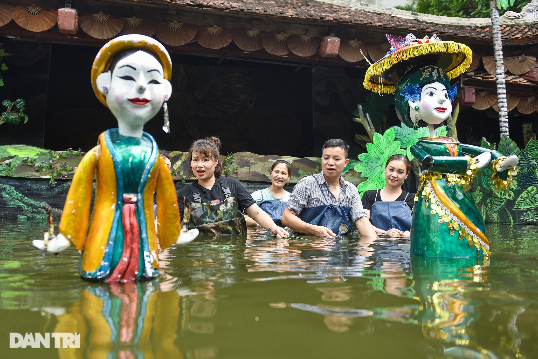 Tiết lộ về người phụ nữ 19 năm ngâm mình dưới nước, ẩn người trong bóng tối - 23 Tiết lộ về người phụ nữ 19 năm ngâm mình dưới nước, ẩn người trong bóng tối - 23