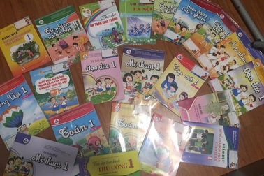 Tranh cãi nảy lửa quanh việc học sinh lớp 1 “cõng” 20 cuốn sách