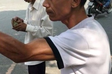 Đối tượng dùng dao lam tự rạch tay rồi tấn công CSGT