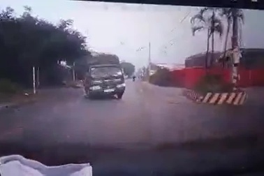Vừa bật xi nhan đã chuyển hướng, xe tải đối đầu xe ngược chiều