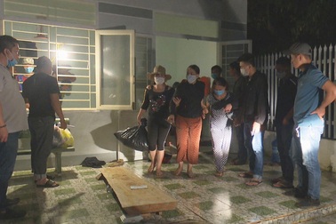 “Rảnh rỗi” mùa dịch, 15 chị em rủ nhau đánh bạc