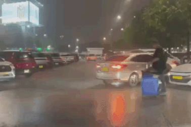 Sân bay Nội Bài hứng “1 sao” sau phân làn, khách đội mưa tìm xe