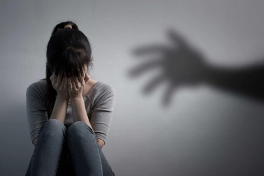 Tạm giữ hình sự nam nhân viên trường học tới nhà sàm sỡ nữ sinh