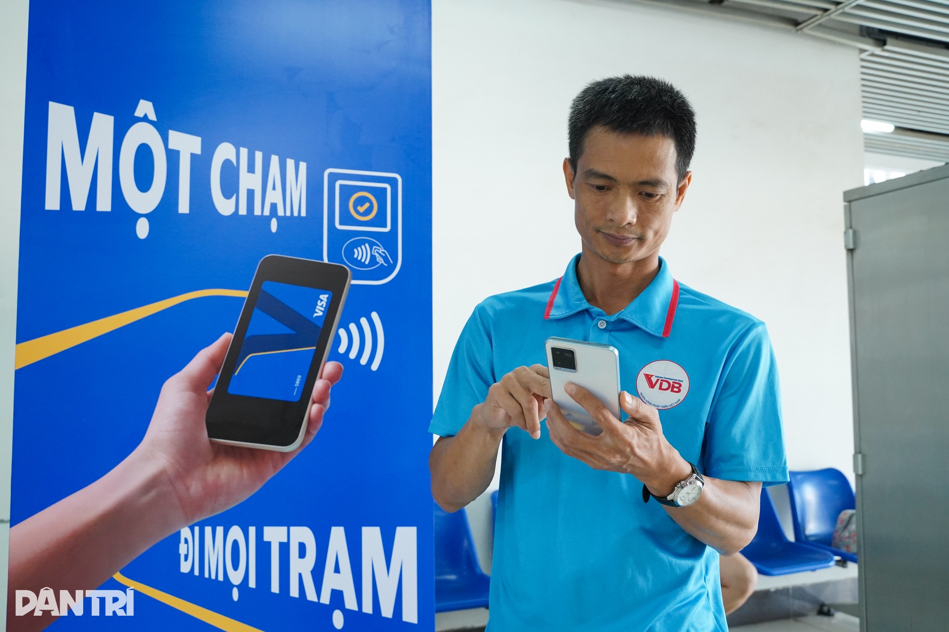Người Hà Nội thích thú đi metro sinh trắc học một chạm đến mọi ga - 4