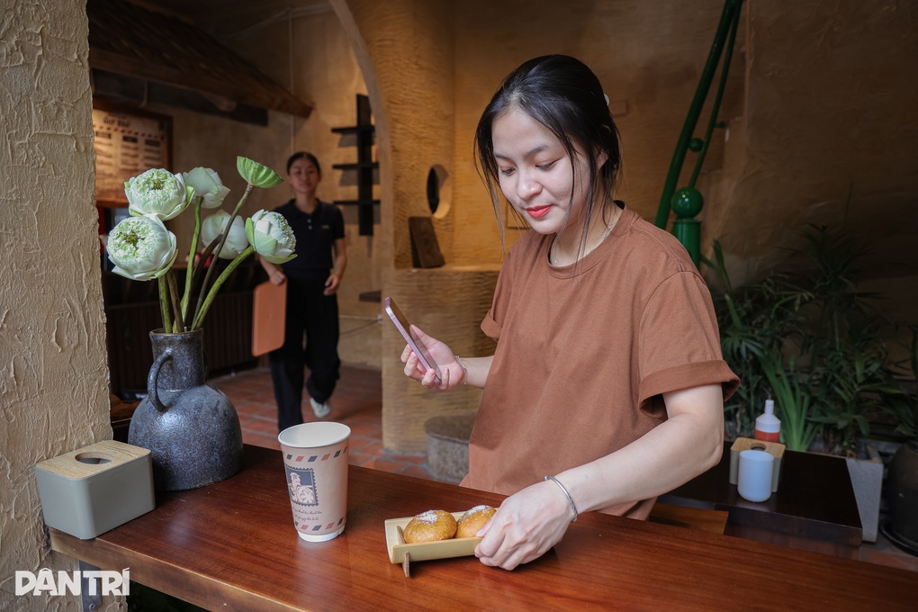 Hà Nội: Quán bánh rán phong cách quý tộc khách như xuyên không về quá khứ - 4 Hà Nội: Quán bánh rán phong cách quý tộc khách như xuyên không về quá khứ - 4