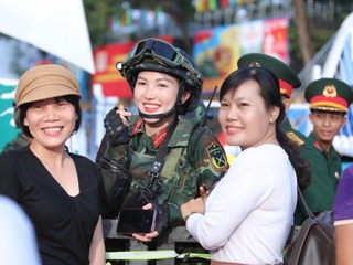 Cô gái xinh đẹp trong video trò chuyện với Đại tướng Phan Văn Giang gây sốt - 2