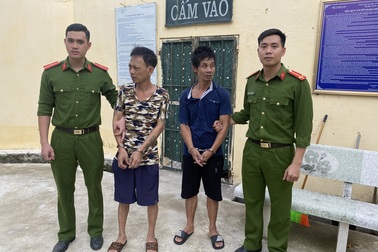 Phá tụ điểm ma túy dựng boong ke, dây thép gai giữa làng quê