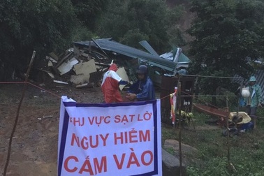 Sạt lở núi khiến 3 căn nhà đổ sập, nhiều nhà bị vùi lấp một phần