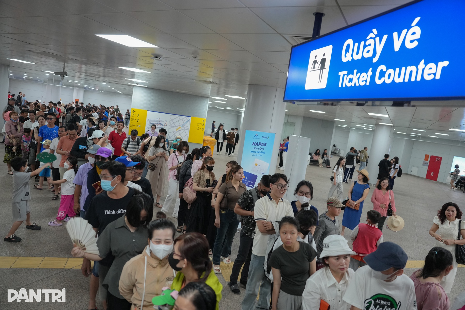 Người dân TPHCM xếp hàng dài đi Metro số 1 trong ngày khánh thành - 1 Người dân TPHCM xếp hàng dài đi Metro số 1 trong ngày khánh thành - 1