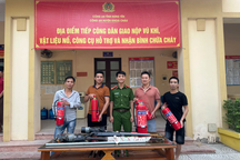 Công an vận động người dân đổi vũ khí lấy bình chữa cháy