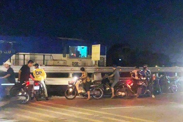 Hà Nội: Đi xe máy băng qua đường sắt, nam thanh niên bị tàu đâm tử vong