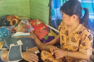 Mắc ung thư, người đàn ông vẫn đau đáu nỗi lo về mẹ già, vợ, con bệnh tật