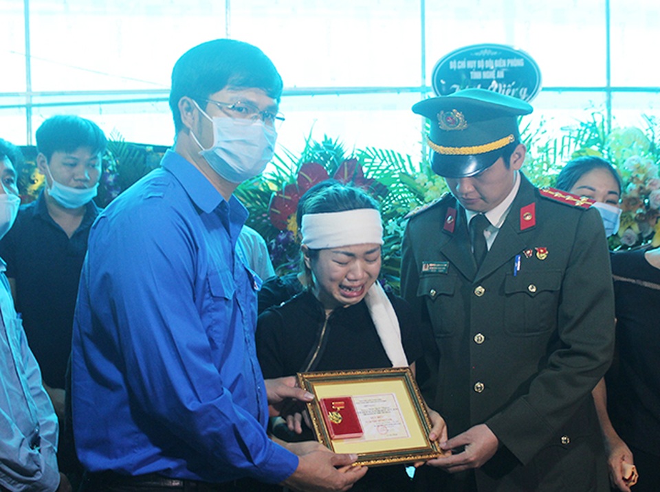 Trao Huy hiệu Tuổi trẻ dũng cảm tới Đại úy công an hi sinh khi bắt tội phạm - 1 Trao Huy hiệu Tuổi trẻ dũng cảm tới Đại úy công an hi sinh khi bắt tội phạm - 1