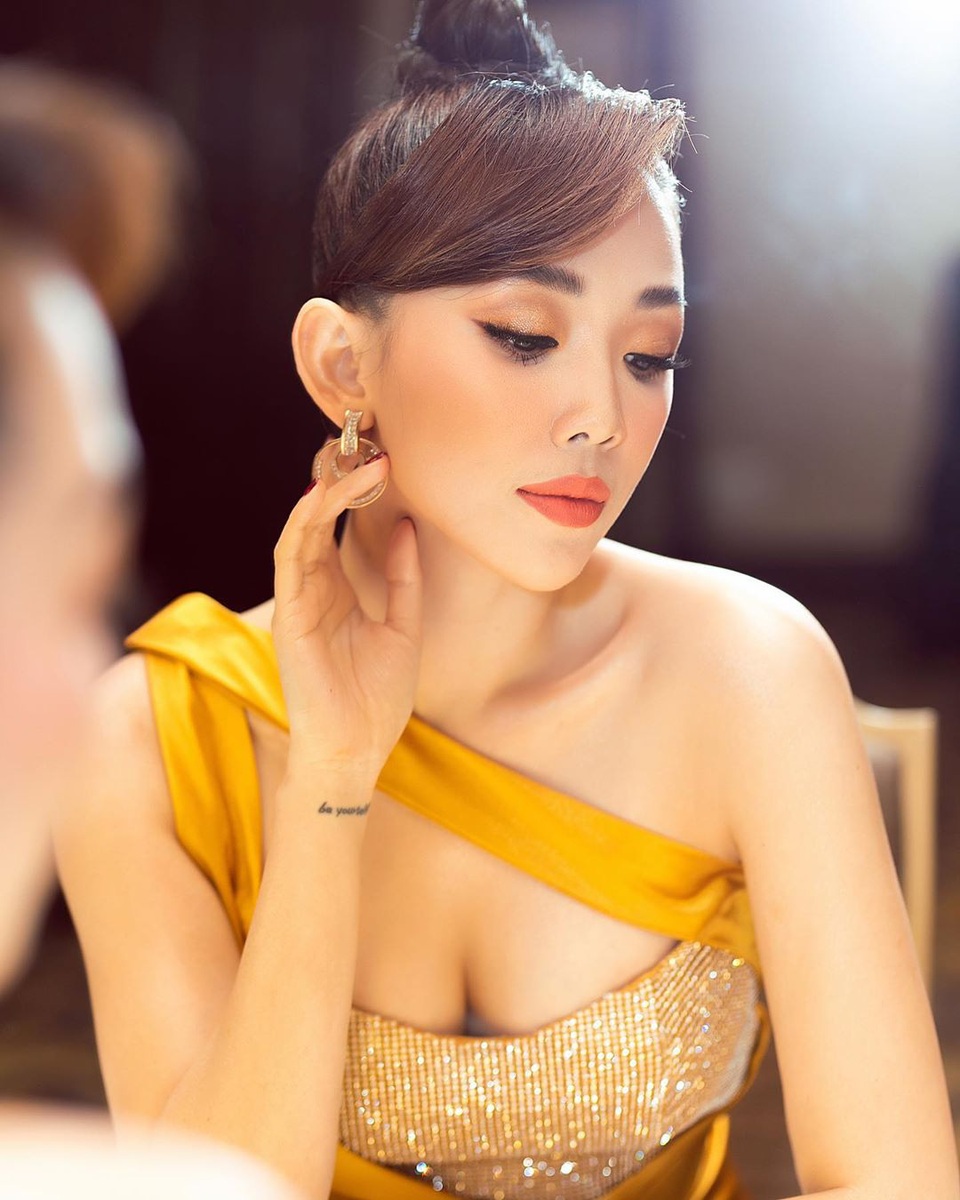 Bí mật buồn đằng sau việc mẹ Tóc Tiên vắng mặt trong đám cưới con gái - 7 Bí mật buồn đằng sau việc mẹ Tóc Tiên vắng mặt trong đám cưới con gái - 7