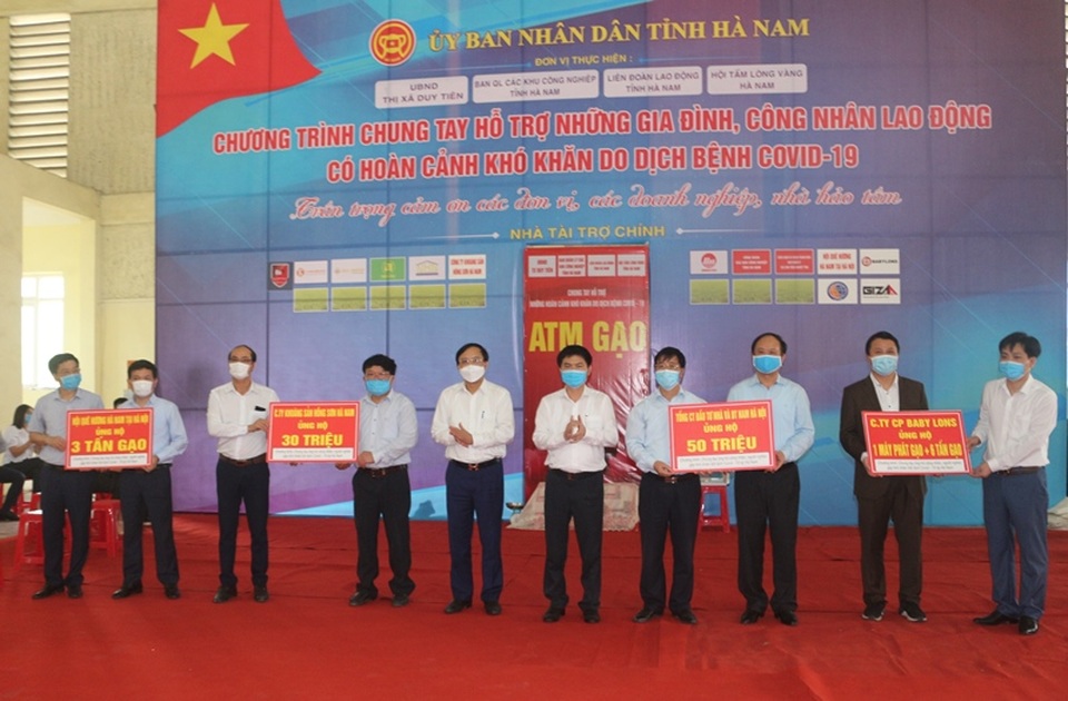 Khai trương cây ATM gạo đầu tiên ở Hà Nam hỗ trợ công nhân, người nghèo - 4 Khai trương cây ATM gạo đầu tiên ở Hà Nam hỗ trợ công nhân, người nghèo - 4