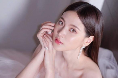 Mỹ nhân đẹp nhất Thái Lan ngượng ngùng nói về chuyện yêu "phi công trẻ"