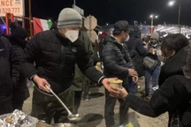 Mẹ khóc cạn nước mắt thương con bụng bầu chật vật chạy nạn ở Ukraine