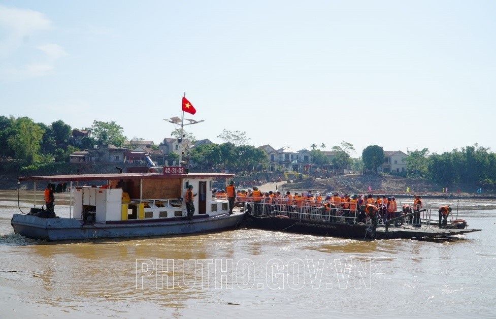 Phà quân sự hoạt động trở lại thay cầu phao Phong Châu - 1