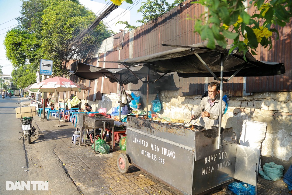 Bươn chải đủ nghề, người đàn ông chọn bán bánh xèo nuôi 3 con ăn học - 3 Bươn chải đủ nghề, người đàn ông chọn bán bánh xèo nuôi 3 con ăn học - 3