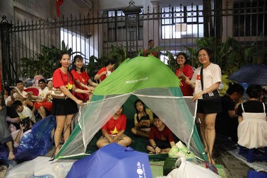 Người dân dọn cỗ, cắm trại, thổi nến sinh nhật chờ trời sáng xem diễu binh