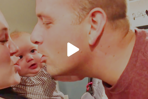 Phản ứng "chết cười" của bé khi bố mẹ hôn nhau