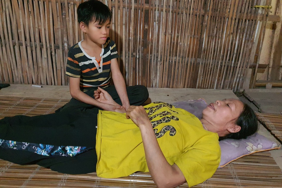 Thương cậu bé trong nhà sàn sắp sập nghỉ học chăm mẹ và người anh khác cha - 5 Thương cậu bé trong nhà sàn sắp sập nghỉ học chăm mẹ và người anh khác cha - 5