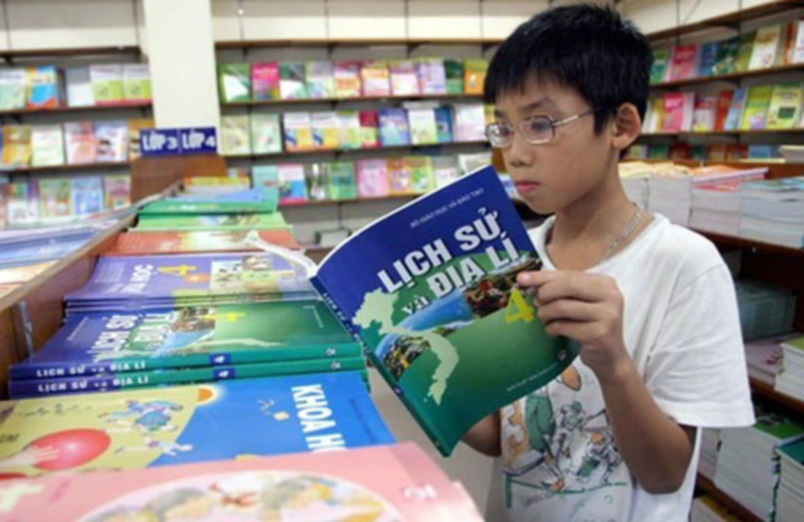 Bộ GD-ĐT yêu cầu: Giảm giá SGK, không ép học sinh mua sách tham khảo - 1 Bộ GD-ĐT yêu cầu: Giảm giá SGK, không ép học sinh mua sách tham khảo - 1