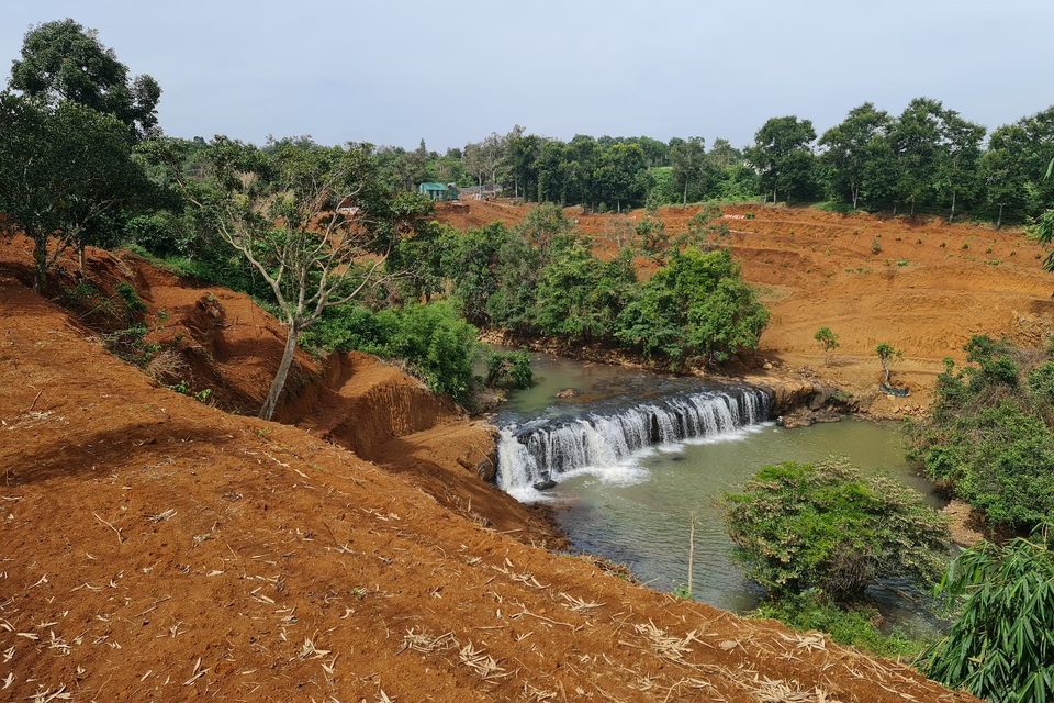 Hai thác nước nằm giữa thành phố bị xà xẻo để... lấy view? - 2 Hai thác nước nằm giữa thành phố bị xà xẻo để... lấy view? - 2