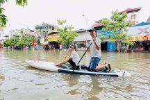 Người dân kể phút ô tô trôi lênh đênh, bơi thuyền giữa phố ở Thái Nguyên
