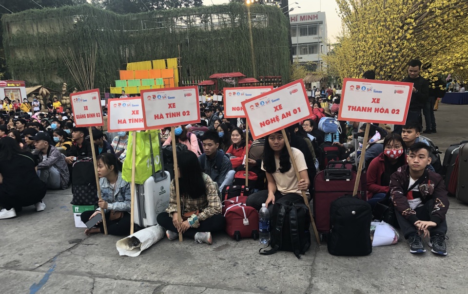 Hàng nghìn sinh viên tại TPHCM về quê đón Tết trên những chuyến xe nghĩa tình - 1 Hàng nghìn sinh viên tại TPHCM về quê đón Tết trên những chuyến xe nghĩa tình - 1