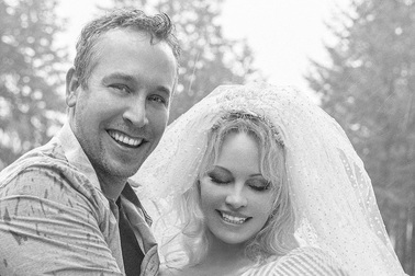 "Bom sex" Pamela Anderson cưới người chồng thứ 5 ở tuổi 53