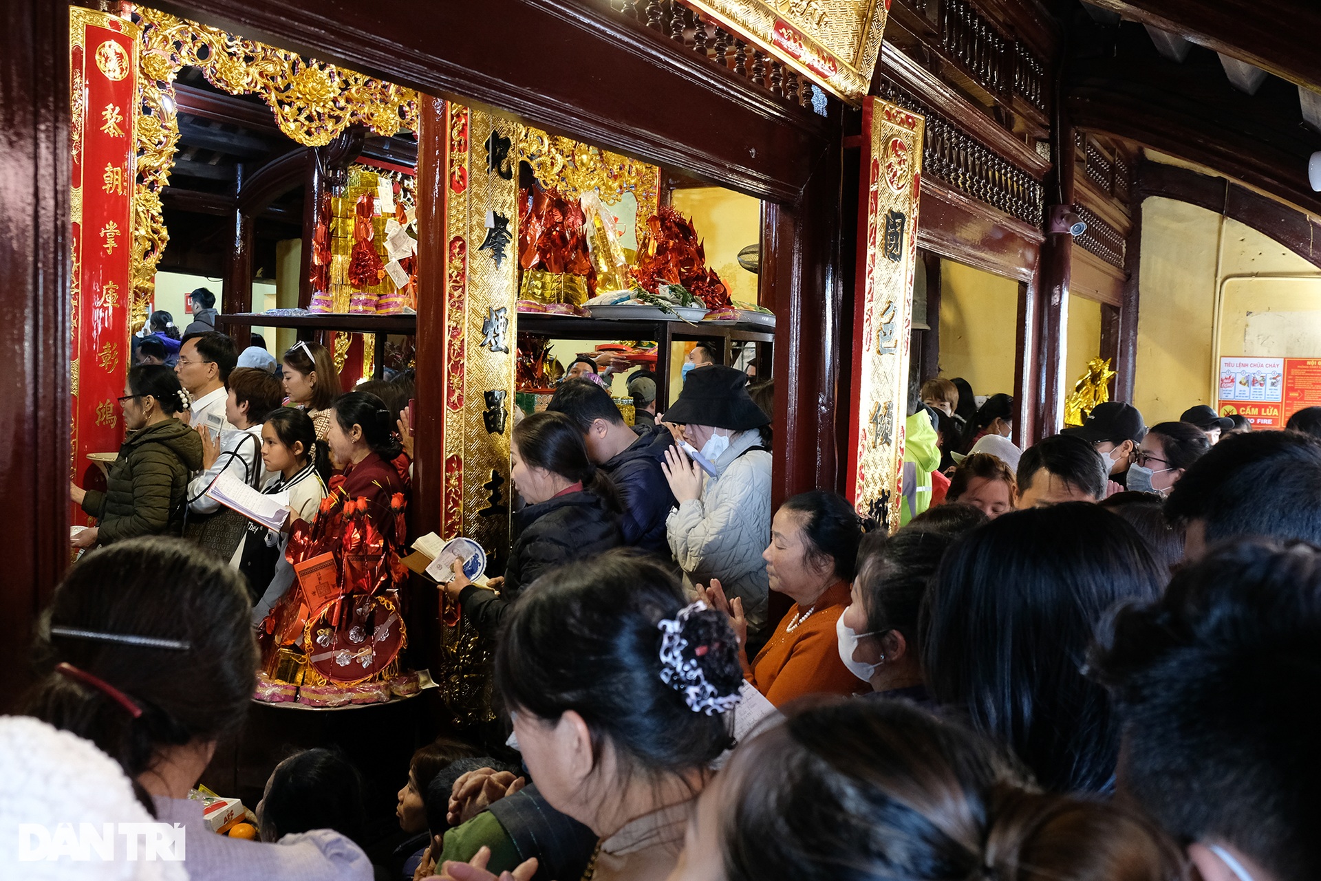 Nườm nượp người dâng vàng xin lộc, vay tiền Bà Chúa Kho đầu năm - 7 Nườm nượp người dâng vàng xin lộc, vay tiền Bà Chúa Kho đầu năm - 7