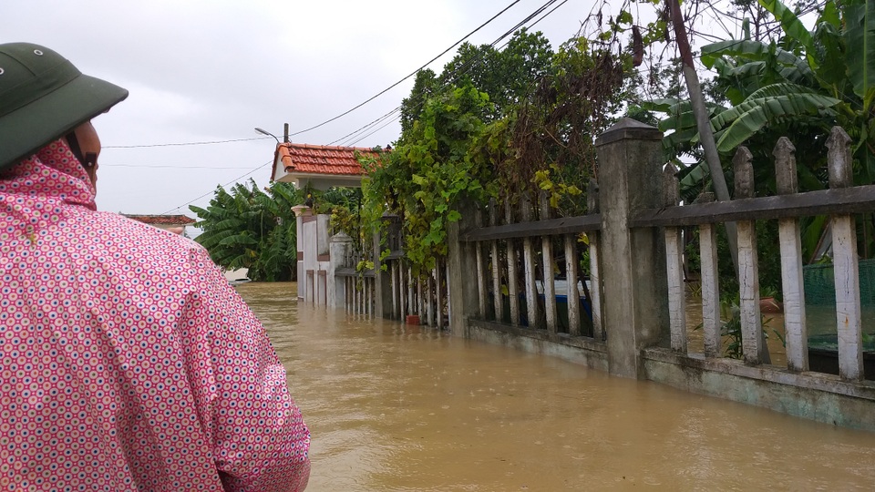 Đà Nẵng: Nhiều nơi vẫn ngập nặng, đã di dời hơn 2.500 người dân - 11 Đà Nẵng: Nhiều nơi vẫn ngập nặng, đã di dời hơn 2.500 người dân - 11
