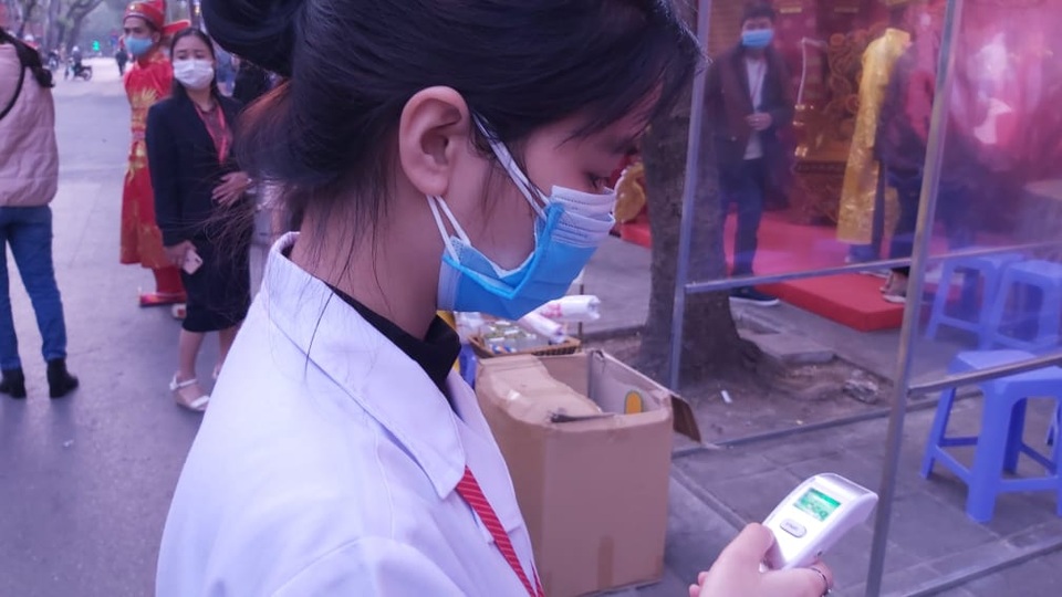 Ế ẩm người mua, chủ hàng vàng khấn vái liên tiếp nhờ Thần tài kéo khách - 4