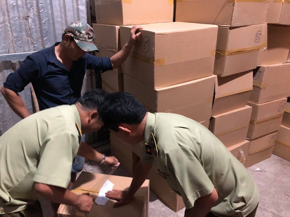 Tạm giữ 1 triệu chiếc khẩu trang không rõ nguồn gốc trị giá hàng tỷ đồng - 1 Tạm giữ 1 triệu chiếc khẩu trang không rõ nguồn gốc trị giá hàng tỷ đồng - 1