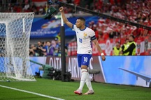 Đội tuyển Pháp đánh bại Áo nhờ tình huống phản lưới nhà