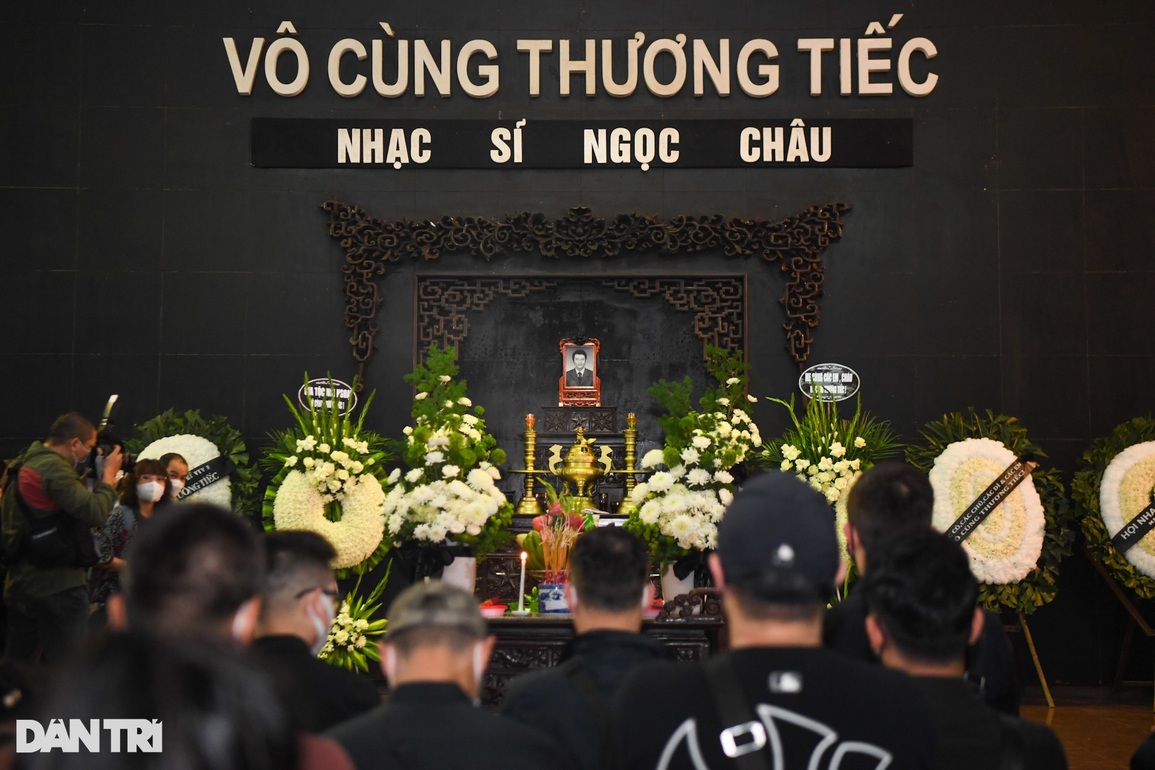 Khánh Linh khóc nghẹn trong giờ phút tiễn biệt anh trai - nhạc sĩ Ngọc Châu - 1 Khánh Linh khóc nghẹn trong giờ phút tiễn biệt anh trai - nhạc sĩ Ngọc Châu - 1