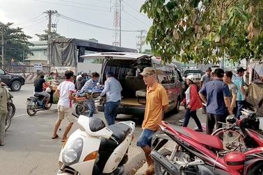 Người đàn ông gục chết khi đang ngồi nghỉ mát bên đường