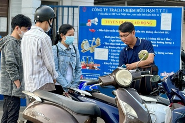 Doanh nghiệp chi thưởng tới tấp để "săn" công nhân sau Tết