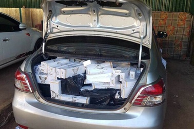 Dừng xe kiểm tra, phát hiện hàng ngàn gói thuốc lá lậu