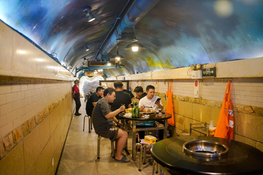 Trốn vào hầm trú ẩn, tự chế điều hòa và muôn kiểu tránh nóng độc lạ