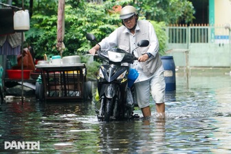 Giữa trưa nắng, dân TPHCM bì bõm lội nước suốt 20 ngày