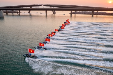 Màn bay lượn ấn tượng trên mặt biển Phú Quốc của á quân flyboard thế giới