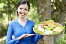 Hoa khôi Huỳnh Thúy Vi dịu dàng làm “đại sứ lễ hội bánh dân gian Nam Bộ”