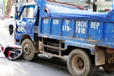 Xe ben gây tai nạn liên hoàn, 2 người nguy kịch