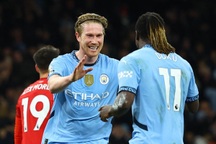 Man City tìm lại niềm vui chiến thắng, Chelsea lên nhì bảng