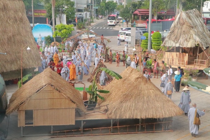 Những ngôi nhà sàn, cồng chiêng hay trang phục của các Đồng bào cũng được tái hiện một cách sống động đời sống sinh hoạt của 41 dân tộc tại tỉnh nhà. 