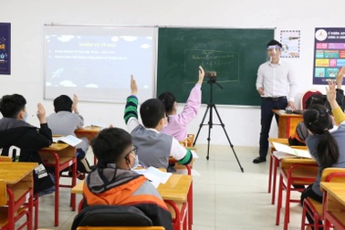 Dạy online trong lớp offline: Giáo viên quay cuồng vì phải "phân thân"